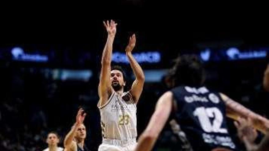 Llull lanza a canasta.