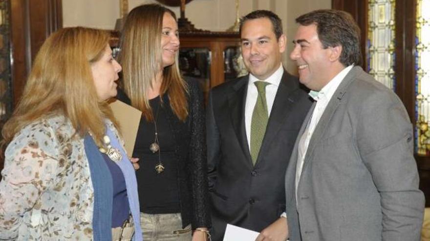 La edil de Promoción Económica, dos representantes de AJE y el alcalde, ayer, en el Concello. / víctor echave