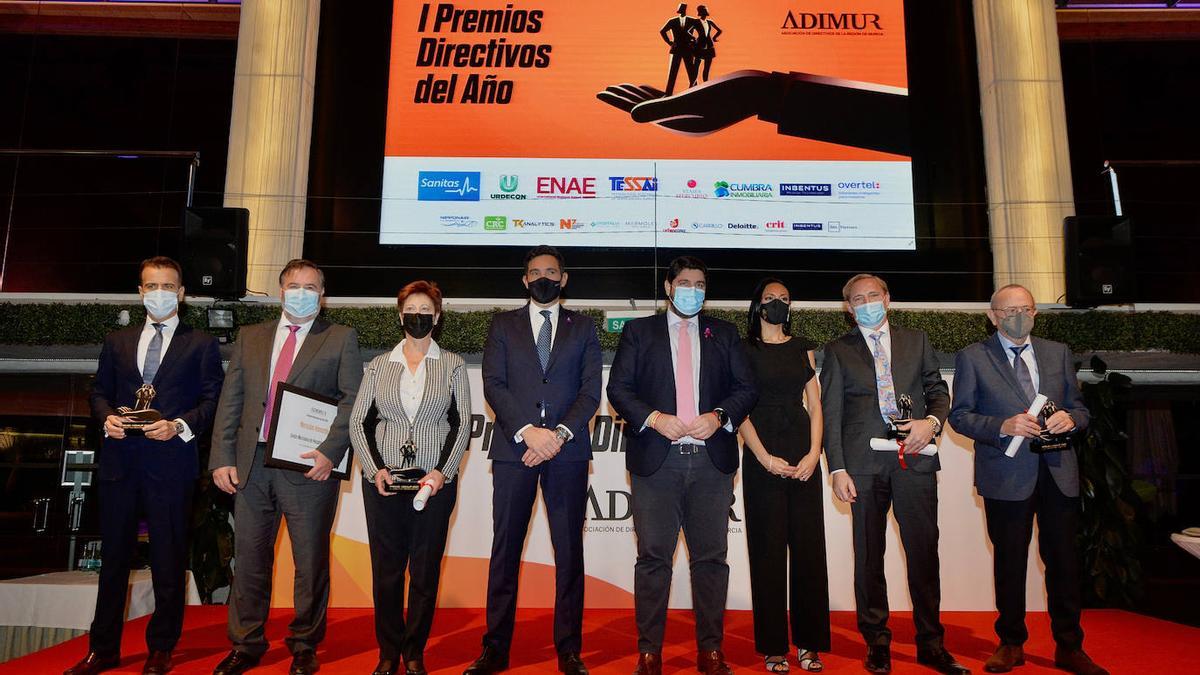 Autoridades y galardonados de los I Premios Adimur Directivos del Año 2021, celebrados en Promenade.