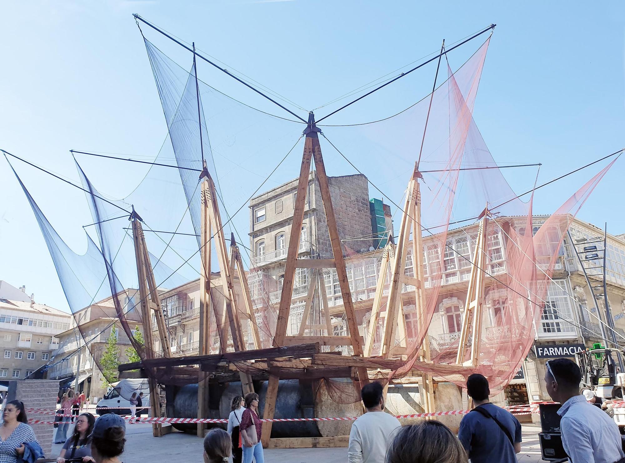 Montaje del pabellón &quot;¡Qué faena(r)!&quot; en la Porta do Sol de Vigo, que simula una batea, dentro del Festival TAC 2024!, de Arquitectura Urbana.