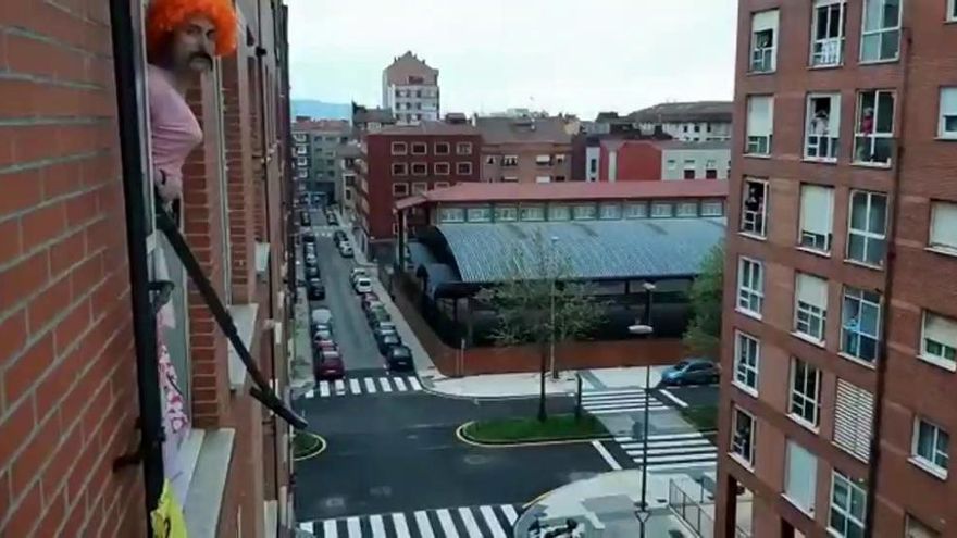 El baile viral de un gijonés que imita a Freddy Mercury desde su ventana