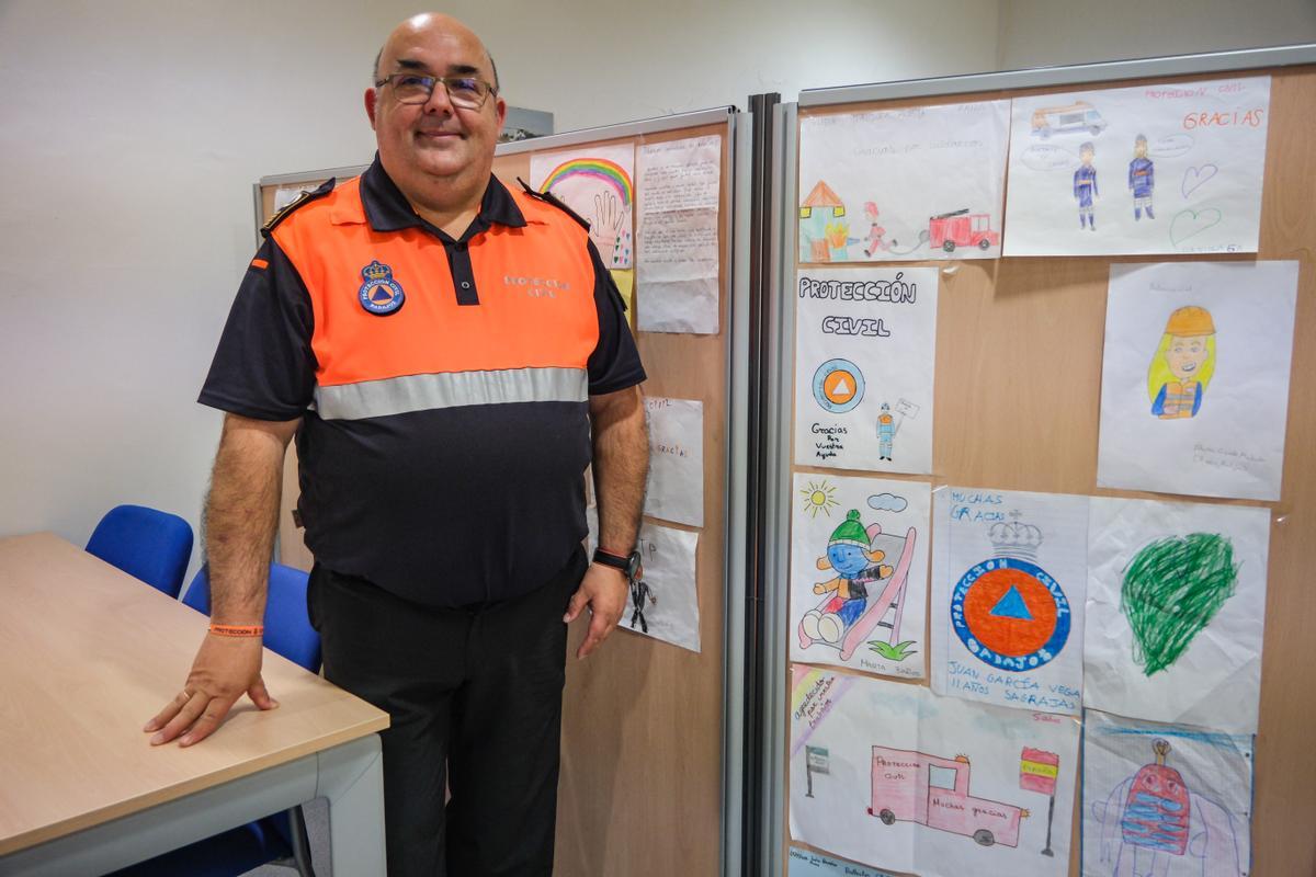 Jerónimo Hernández, coordinador-jefe de Protección Civil en Badajoz, junto a los dibujos que enviaron los niños durante el confinamiento.