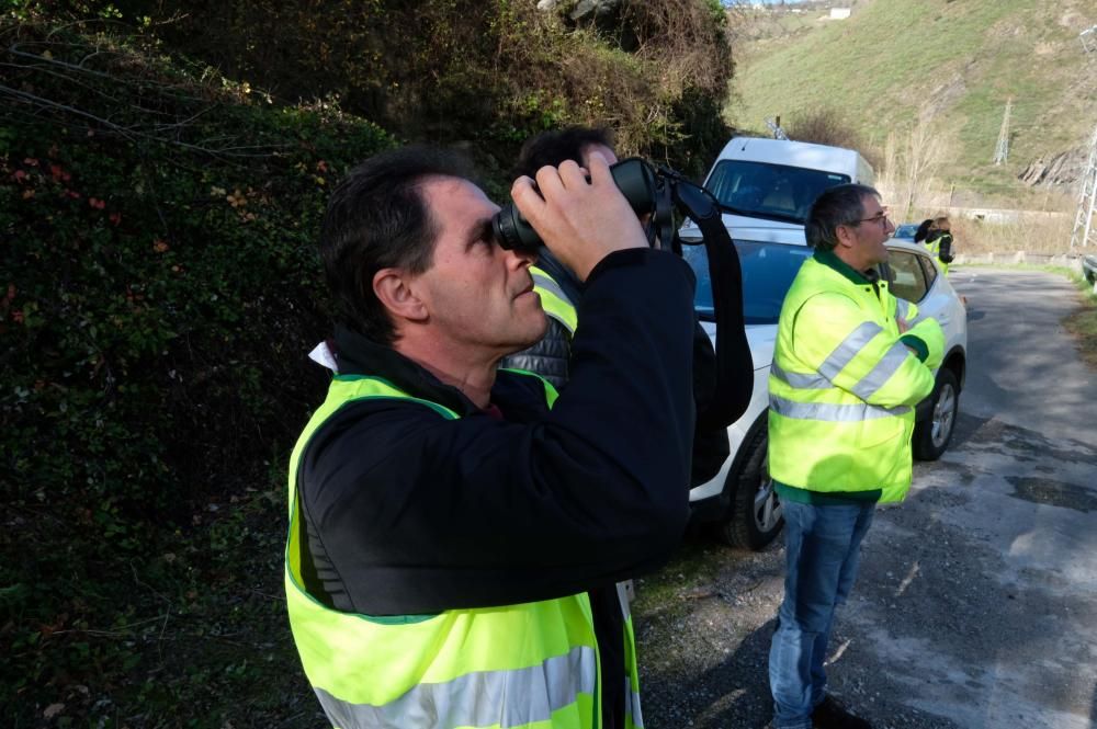 Técnicos del ADIF en labores en Pajares ante el riesgo de derrumbe sobre las vías