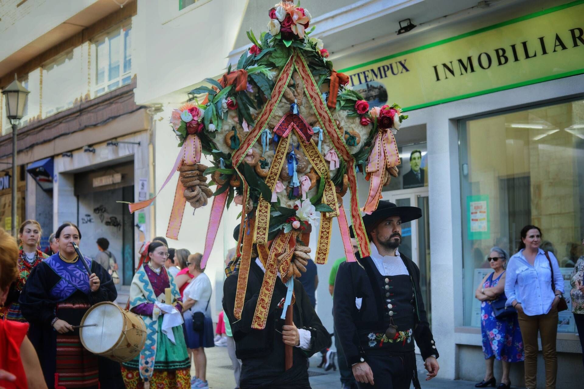 Desfile de indumentaria tradicional y misa en la Catedral para celebrar las fiestas de San Pedero.