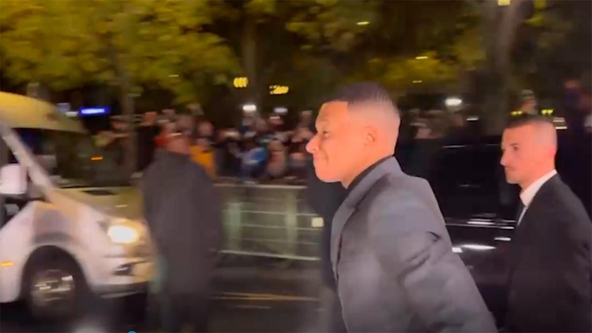 El gesto de Mbappé en la gala del Balón de Oro cuando se le pregunta por su futuro en el Madrid