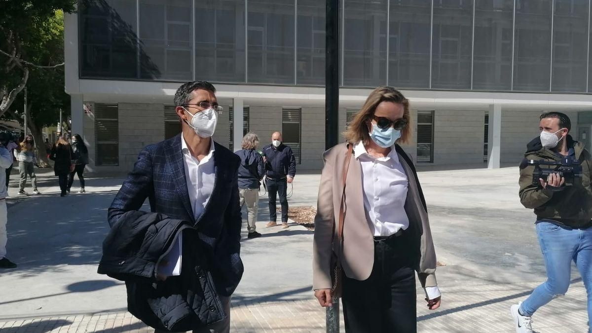 La implicada y su abogado saliendo de los Juzgados.