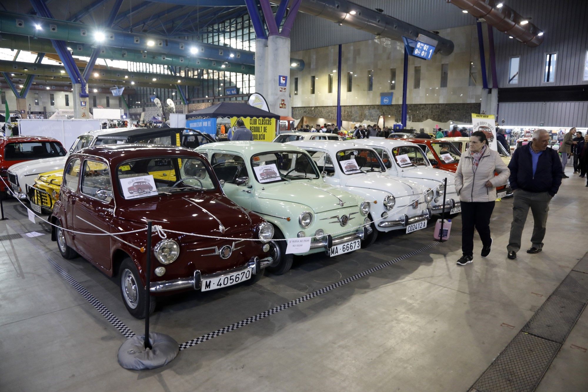 Retro Málaga abre sus puertas con sus vehículos clásicos en el Palacio de Ferias