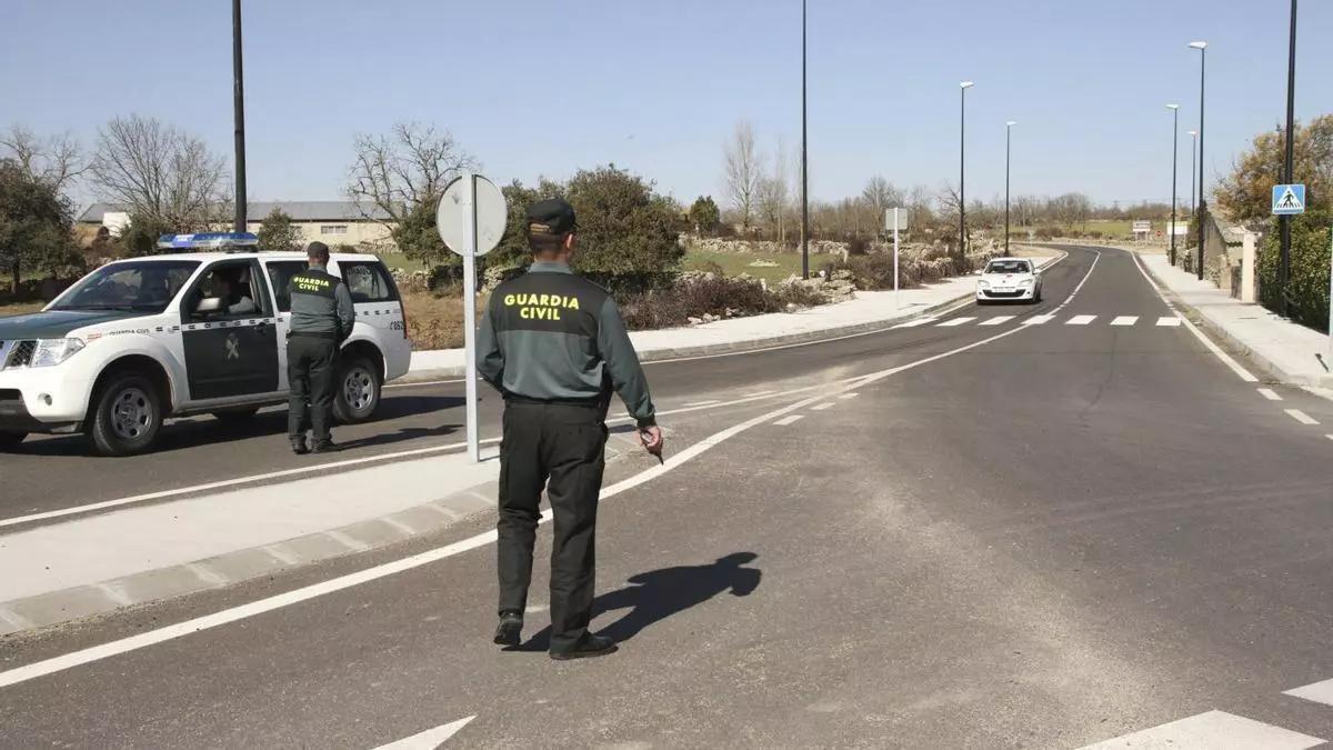 Multado con 200 euros y cuatro puntos del carné por no llevar un SRI homologado: la Guardia Civil ya vigila los asientos traseros