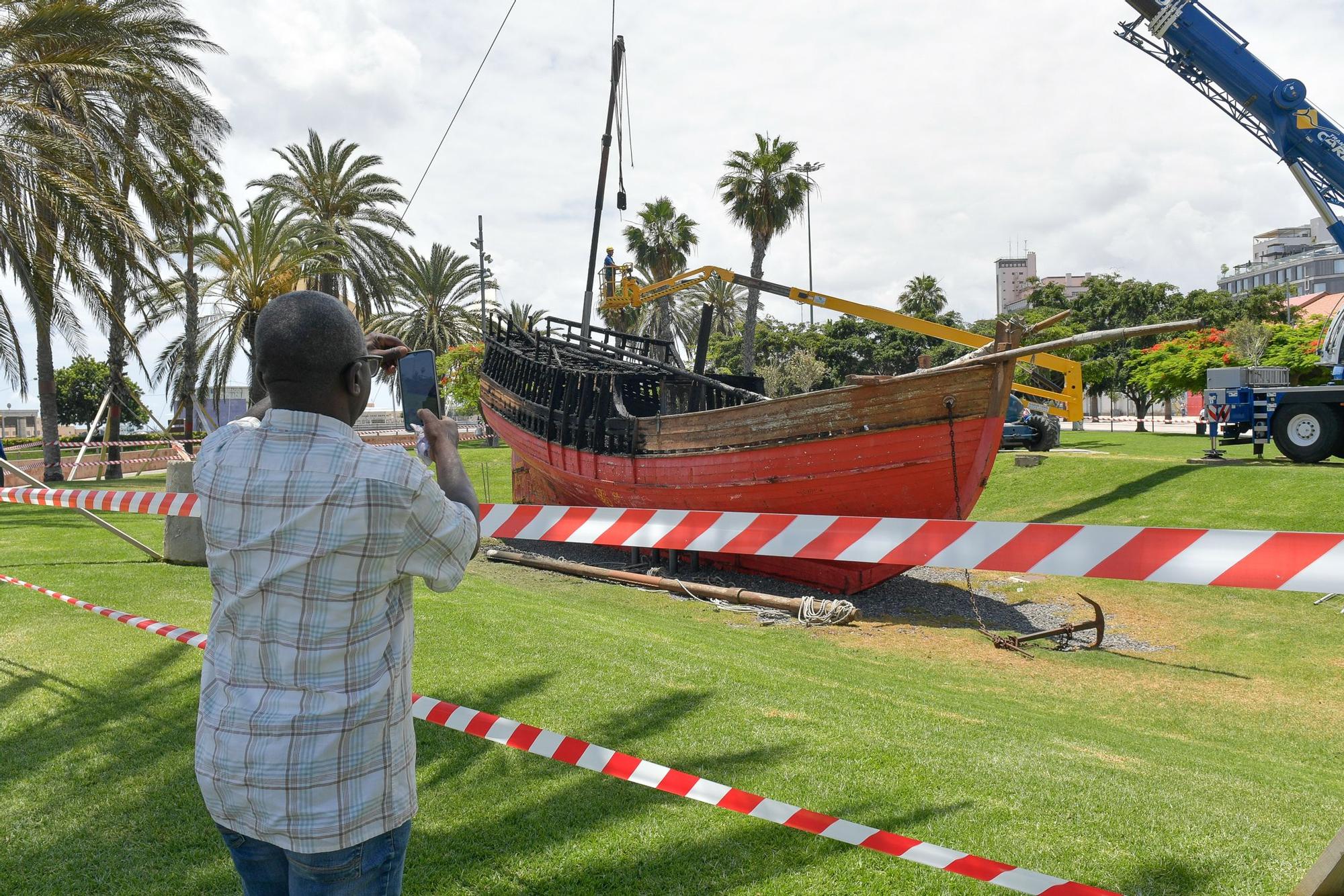 Arde la réplica de 'La Niña' en el Parque de Santa Catalina