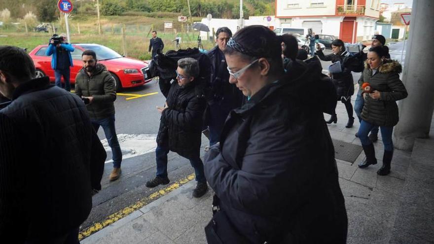 A la izquierda, los cuñados de Abuín Gey, tras declarar en los Juzgados de Ribeira. A la derecha, su abogado, Ramón Sierra.