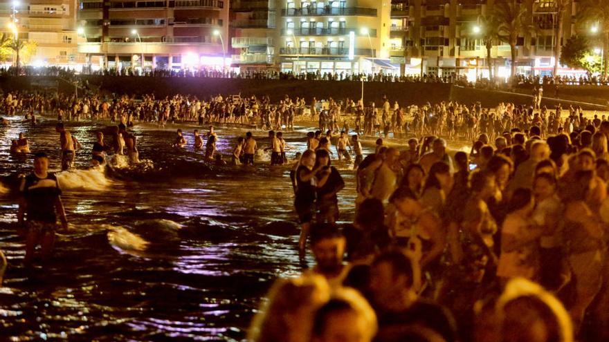 La playa de Levante, en una imagen de archivo, durante la celebración de la noche de San Juan.