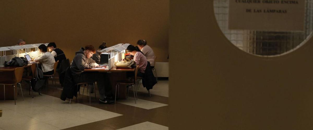 Usuarios de la biblioteca en una de las salas de estudio.