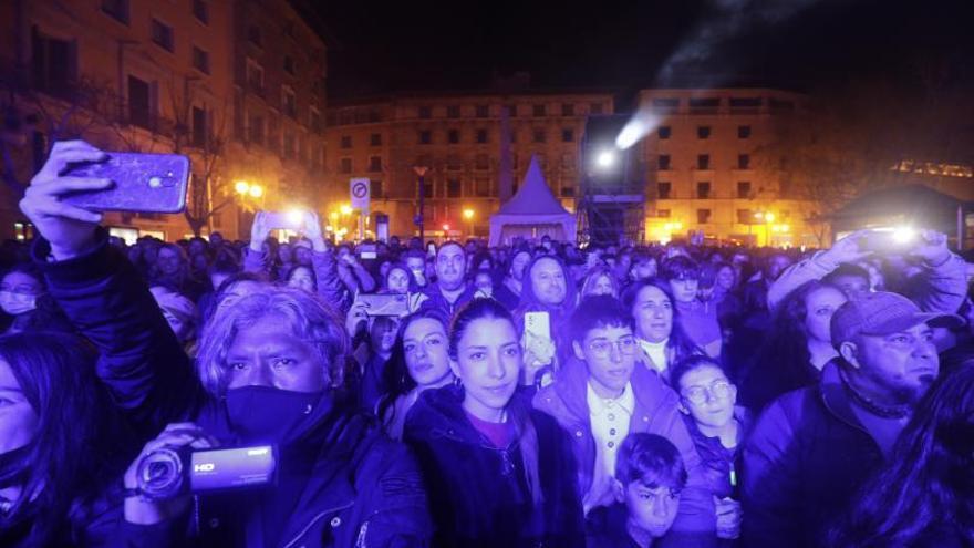 Cientos de fans acudieron a la llamada de la cantante y llenaron la plaza Joan Carles I. | GUILLEM BOSCH