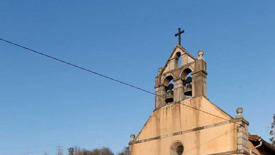 Exterior del templo de Ferreros, durante el funeral.