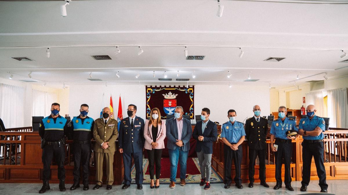 Autoridades y condecorados por la Policía Local de Arrecife en el salón de plenos del Ayuntamiento.