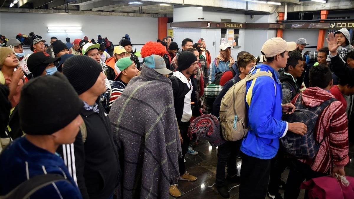 Inmigrantes de la caravana en el metro de Ciudad de México, en la estación de Ciudad Deportiva.