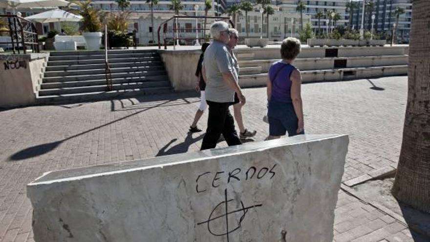 Pintadas fascistas en el monolito del puerto que recuerda a los represaliados