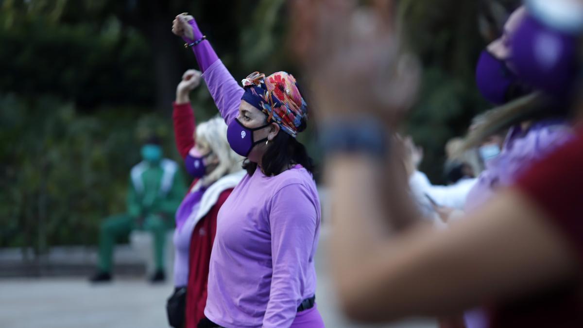 Baile feminista por el 8M en el Paseo del Parque de Málaga