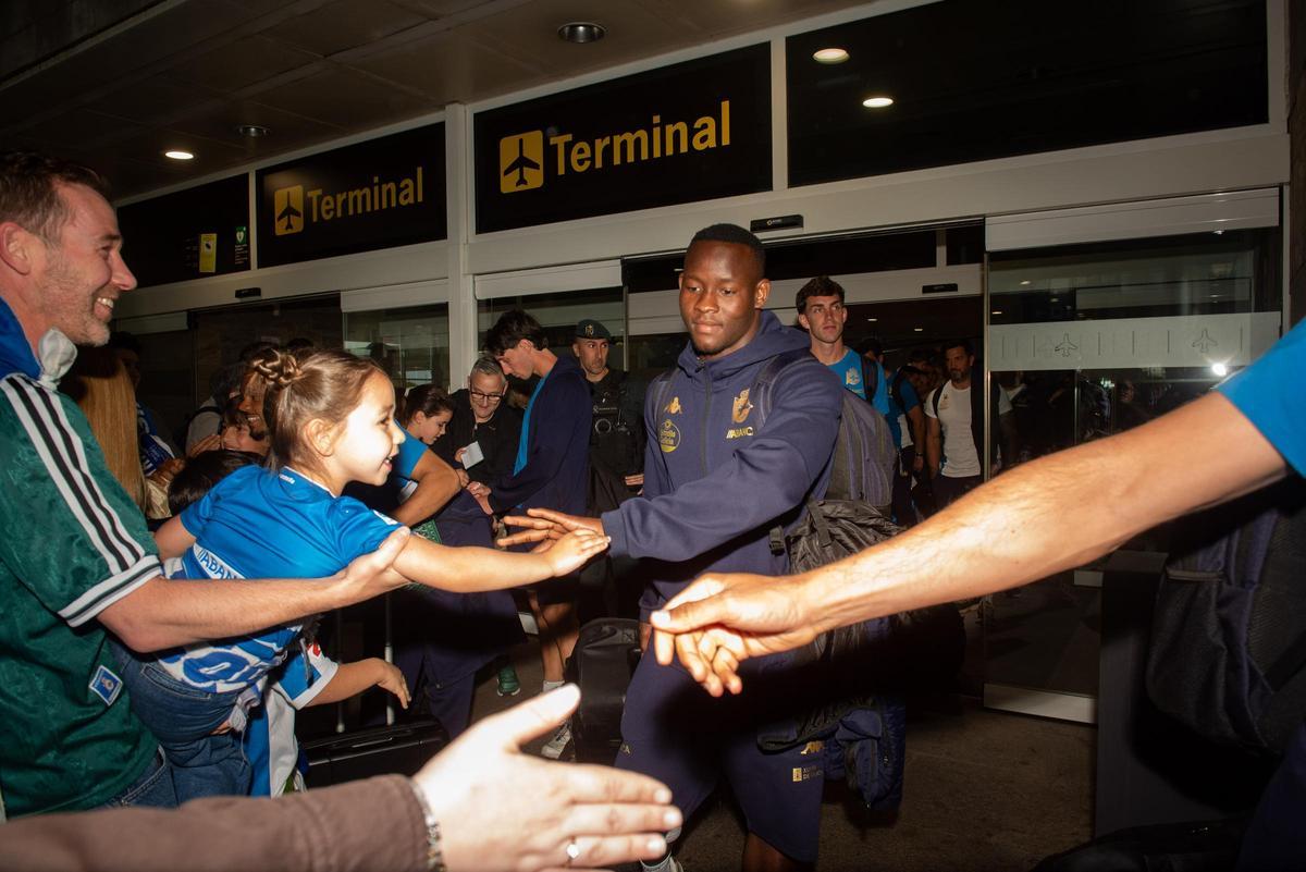 La afición acude en masa a Alvedro para recibir al Dépor tras la victoria en Cádiz