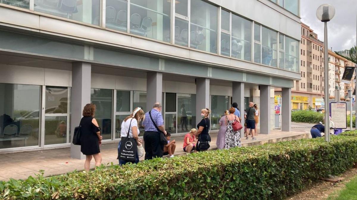 Colas para vacunarse en la reapertura de un punto de vacunación en Gandia.