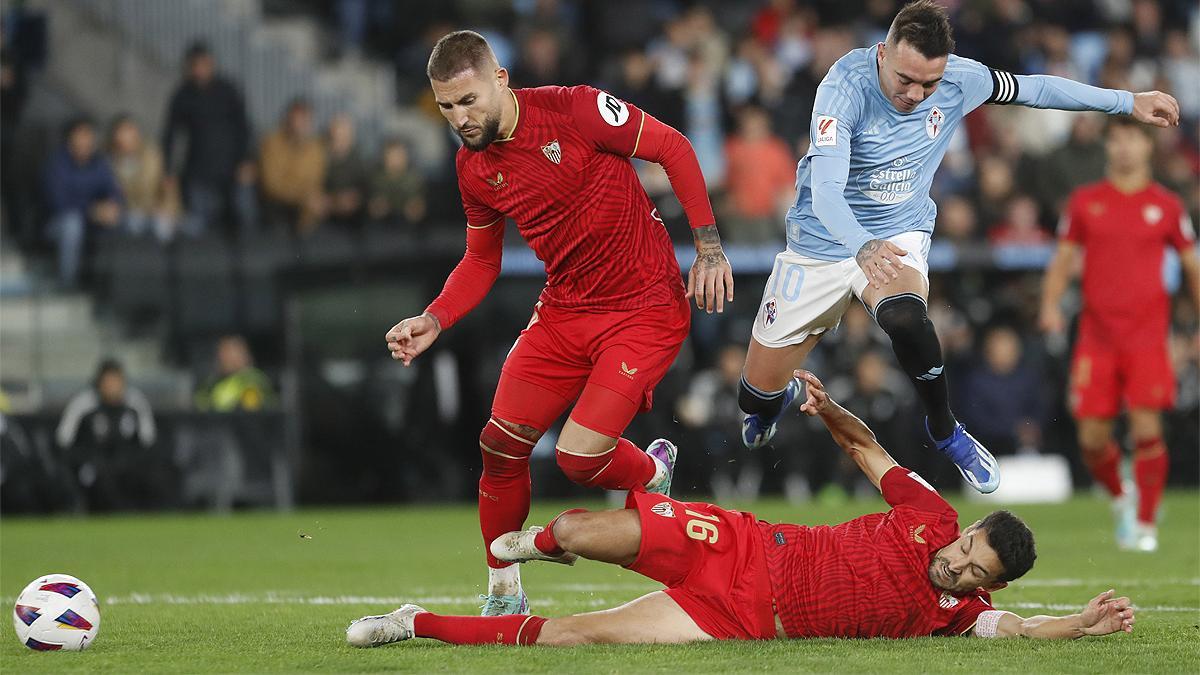 Aspas disputa un balón ante Navas y Gudelj.