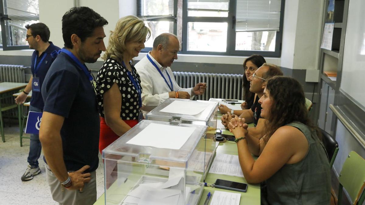 José María Barrios, Elvira Velasco y Óscar Ramajo en la jornada electoral.