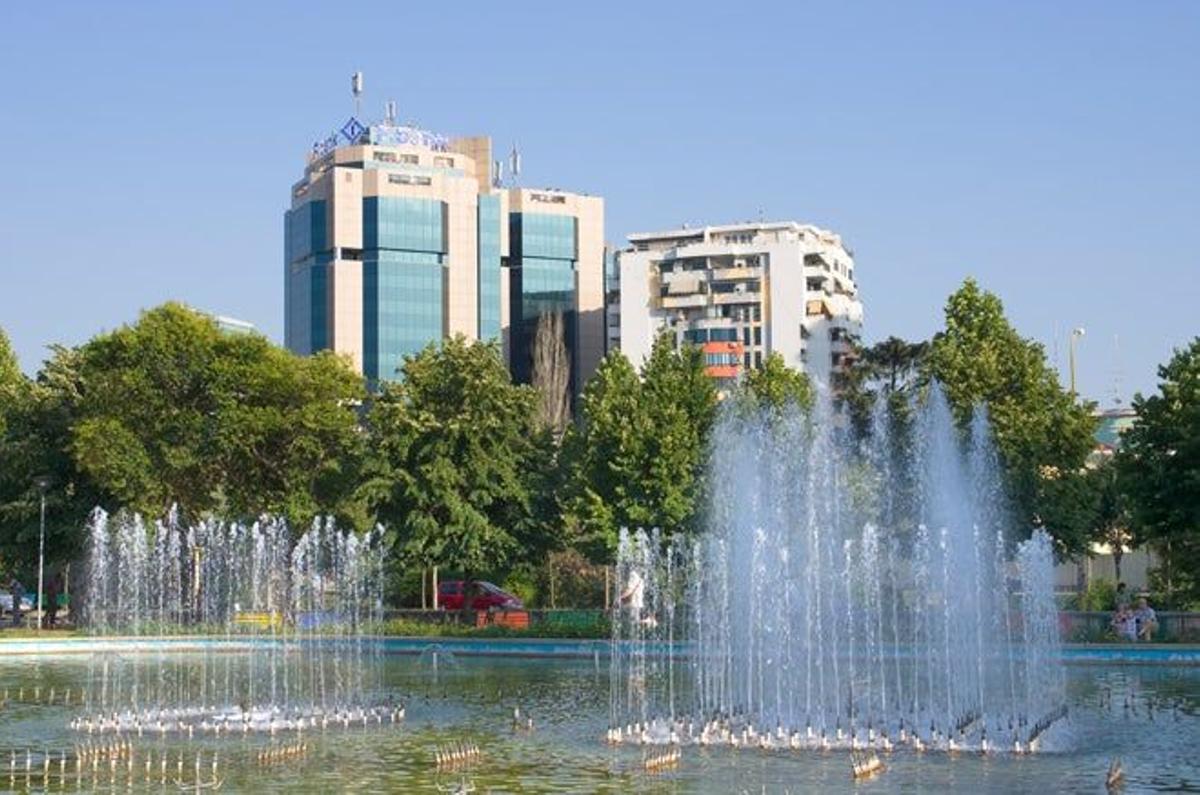 Fuente en el parque Rinia, un parque público en el centro de Tirana.