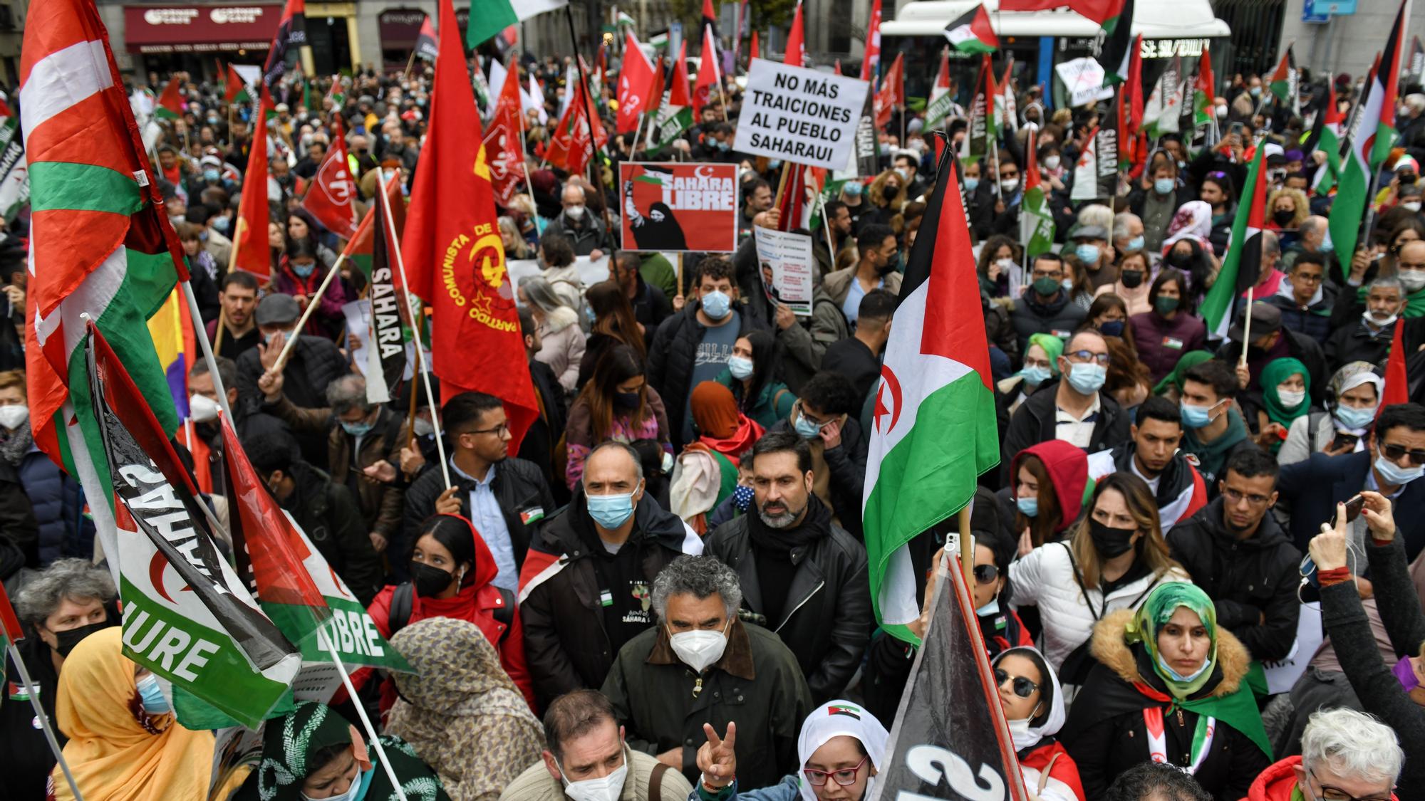 Varias personas, con banderas saharauis, participan en la manifestación a favor del Sáhara Occidental frente al Ministerio de Asuntos Exteriores, en Madrid.