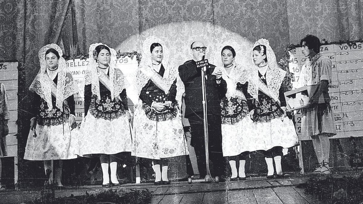 Elección de la Bellea del Foc y sus Damas de Honor de 1970 celebrada en el Teatro Principal. 