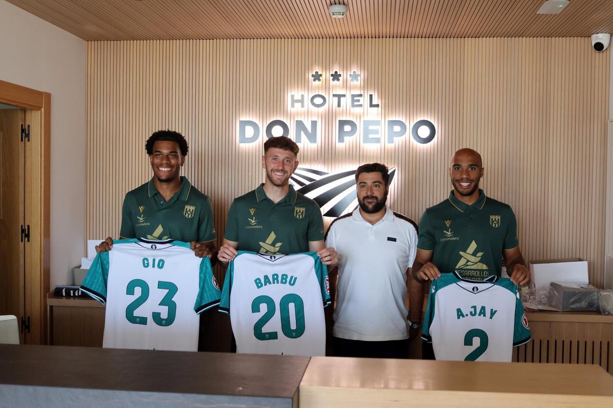 Los jugadores, con el responsable del hotel, tras la presentación.