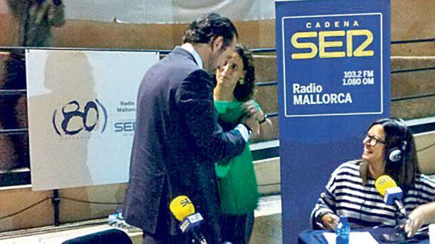La directora del colegio Mata de Jonc entrega una camiseta verde al presidente Bauzá, ayer en presencia de la periodista de la SER Àngels Barceló.