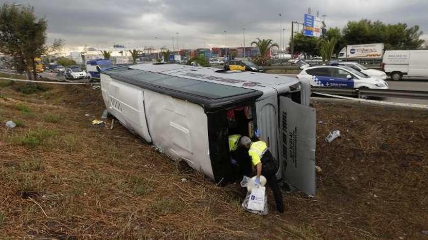 El autocar transportaba turistas y volcó en un terraplén. // Efe