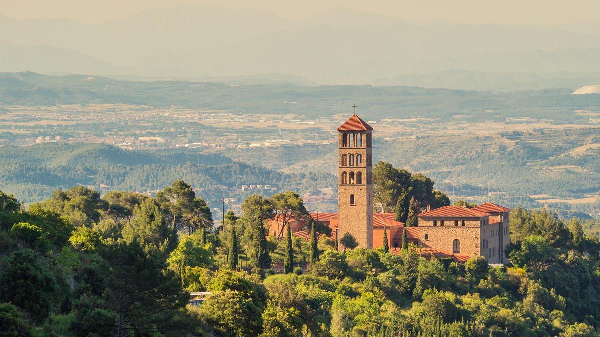 Se oculta entre los viñedos de la provincia de Barcelona y es uno de los pueblos con más encanto de la región