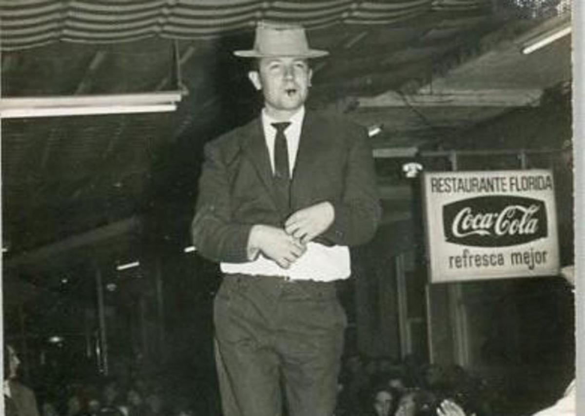 Hombre feliz en la Nochevieja de 1962. cátedra pedro ibarra
