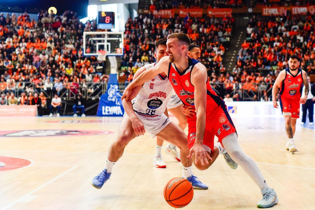 Joe Cremo se abre paso ante Alex Barcello.