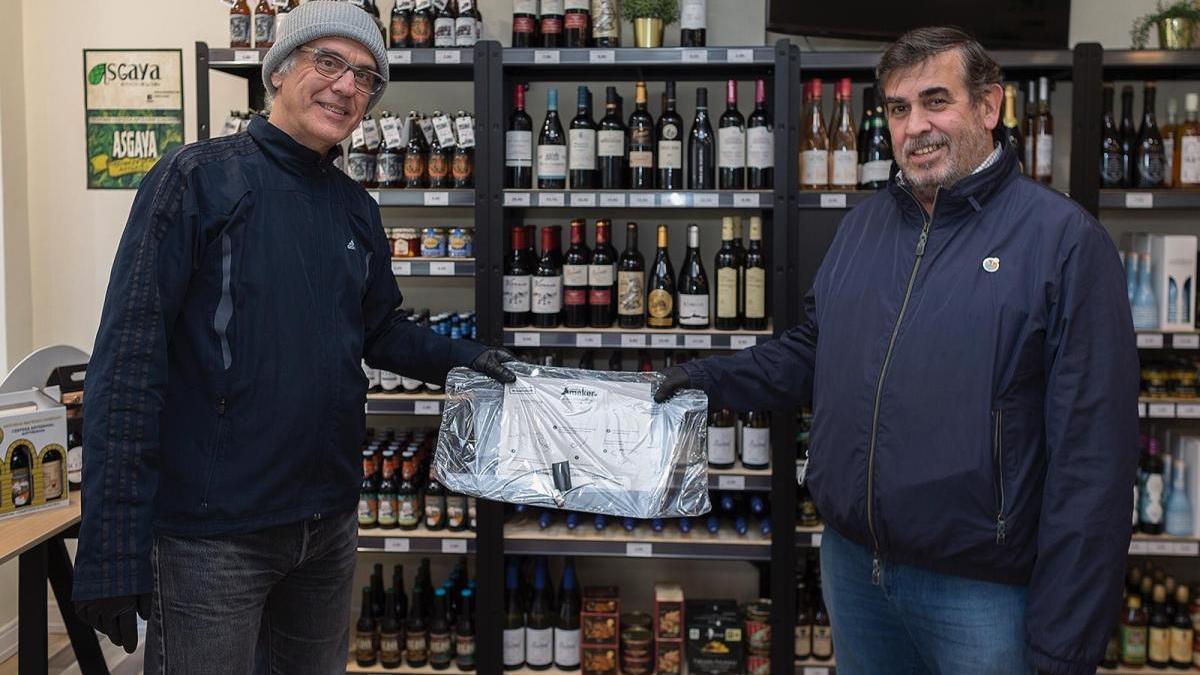 Entrega de pantallas de protección en un establecimiento comercial de Gijón.