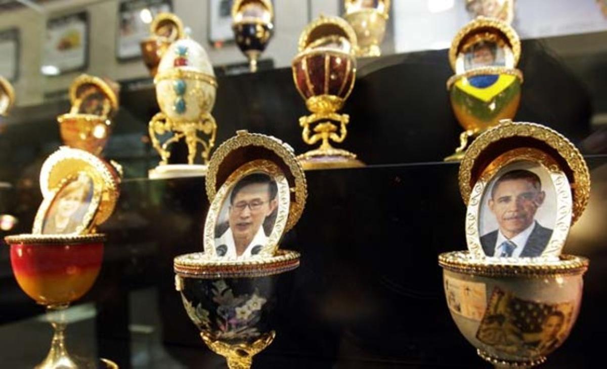 Una fotografia del president dels EUA, Barak Obama, al costat de la d’altres mandataris participants en la cimera del G-20 a Seül, decorada amb ous d’oca en un centre comercial de la capital sud-coreana.