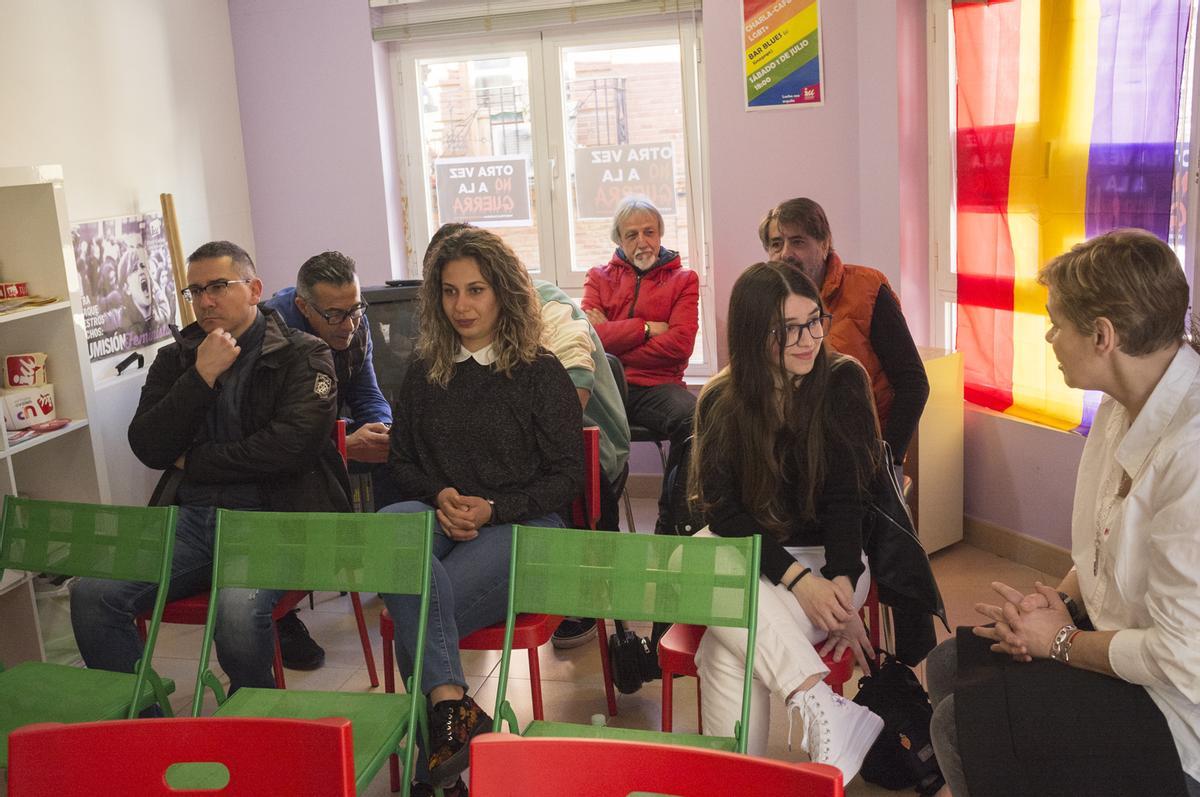 Militantes antes de comenzar el acto de presentación en la sede de IU.