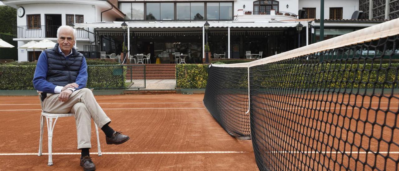 Enrique Álvarez-Uría, en una pista del Club de Tenis de Oviedo.