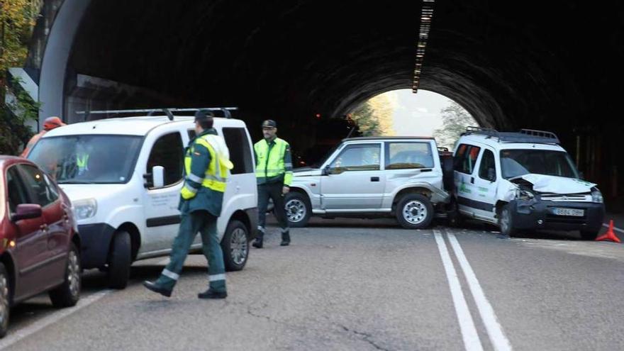 Varios de los coches que se vieron involucrados en el accidente.