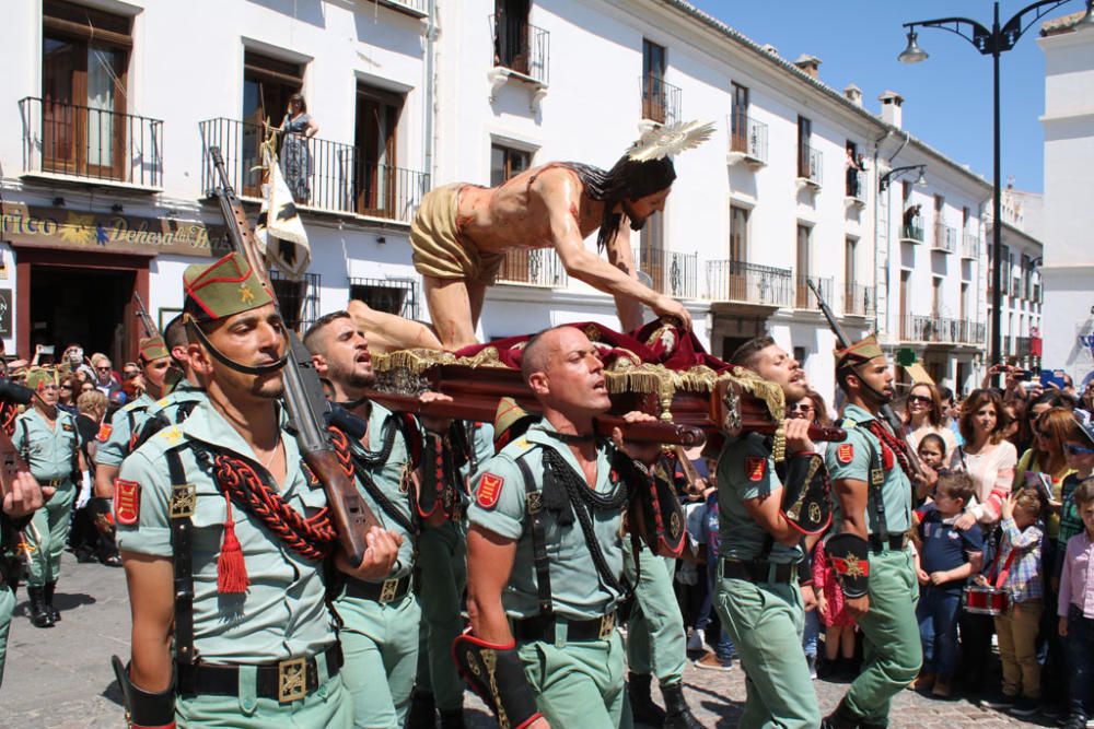 Entre una multitud de devotos se ha iniciado el Miércoles Santo de Antequera, en el que el Tercio Gran Capitán 1º de la Legión de Melilla ha realizado el ya traslado del Señor del Mayor Dolor