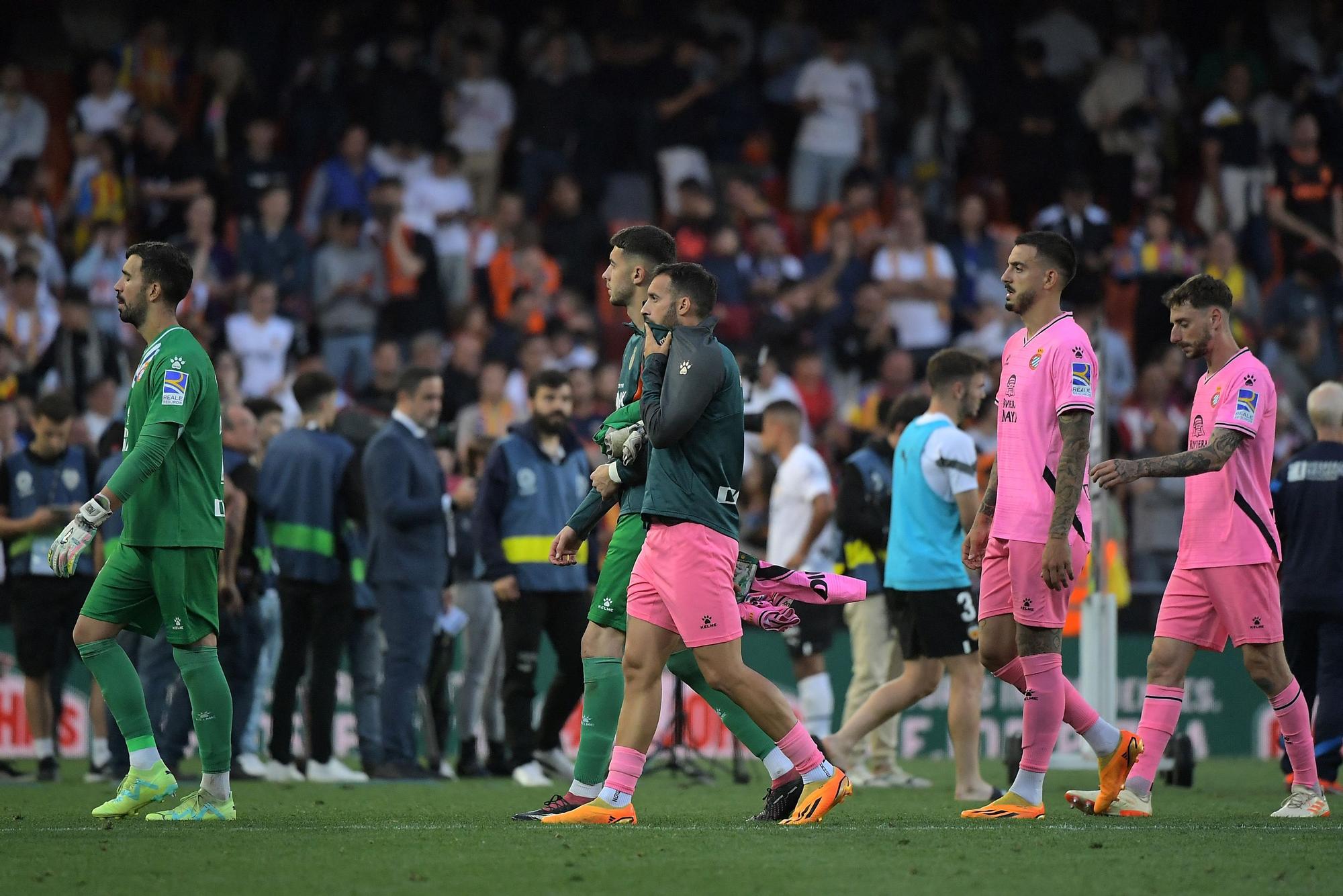 Los jugadores del Espanyol dejan Mestalla tras confirmar su descenso a Segunda División.