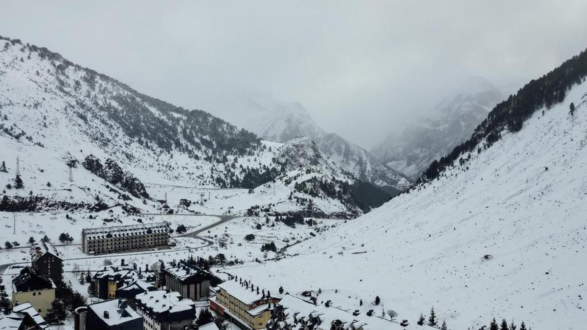 Estampa de nieve de la urbanización de Candanchú.