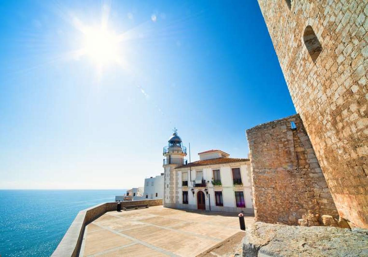 El faro de Peñíscola junto al castillo
