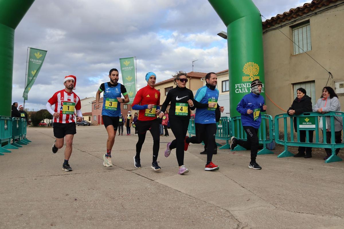 Los seis participantes que realizaron la prueba corriendo tomando la salida.
