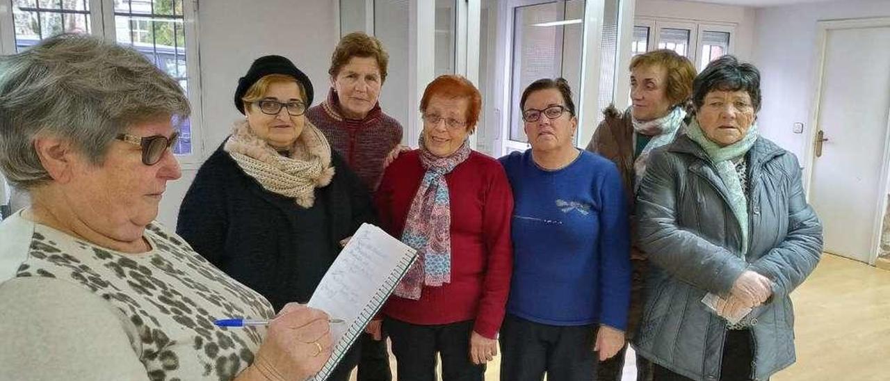 Sagrario Ruiz toma nota de los remedios de sus compañeras: por la izquierda, Covadonga Fernández, Nieves Álvarez, Marina Peña, María Teresa Miranda, María Isabel Fernández y Ángela García.