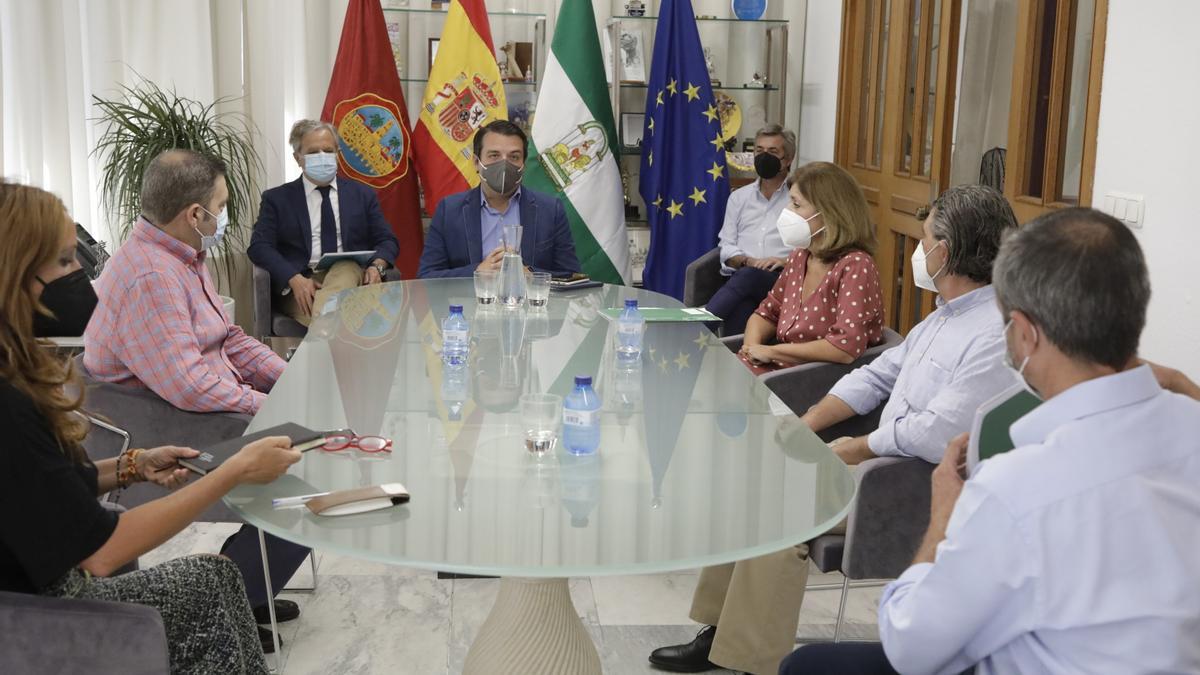 Reunión entre Ayuntamiento, cofradías y Salud.