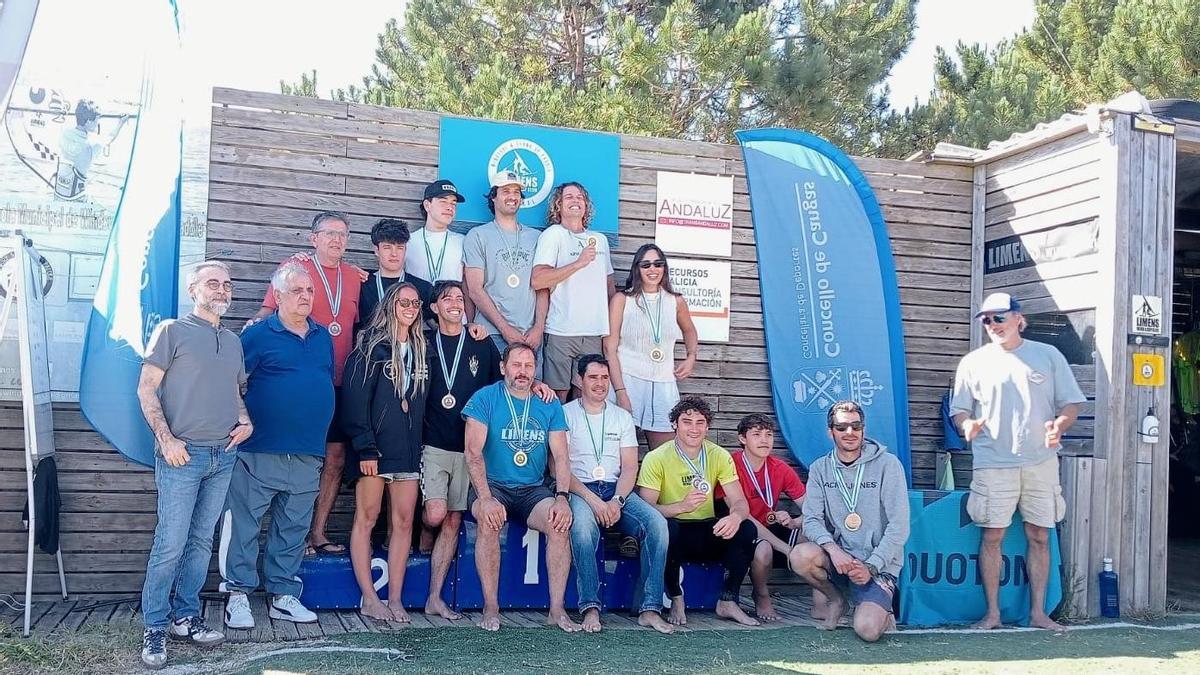 Los ganadores de las pruebas posan con las autoridades en el podio de la prueba.