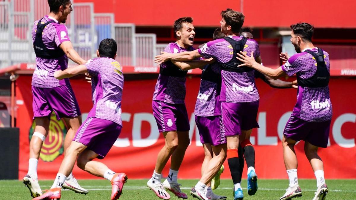 Los jugadores del Real Mallorca se preparan para el importante duelo frente al Alcorcón