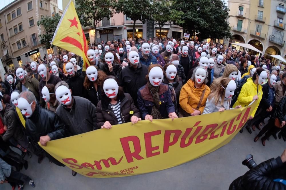 Concentració CDR Figueres amb màscares blanques